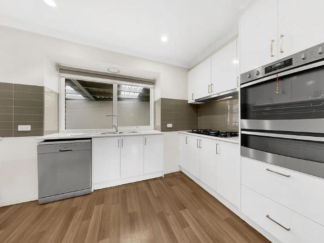 Beautiful Family Home with Pool & Studio in a Quiet Craigieburn Location