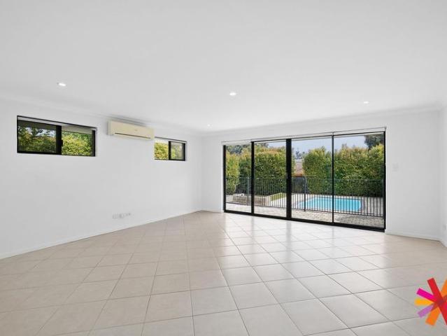BEAUTIFUL FAMILY HOME WITH POOL