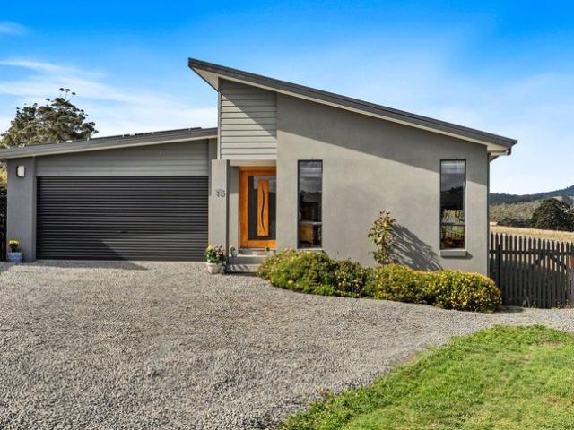 Beautiful family home with stunning views, rural outlook and walk to Cygnet town