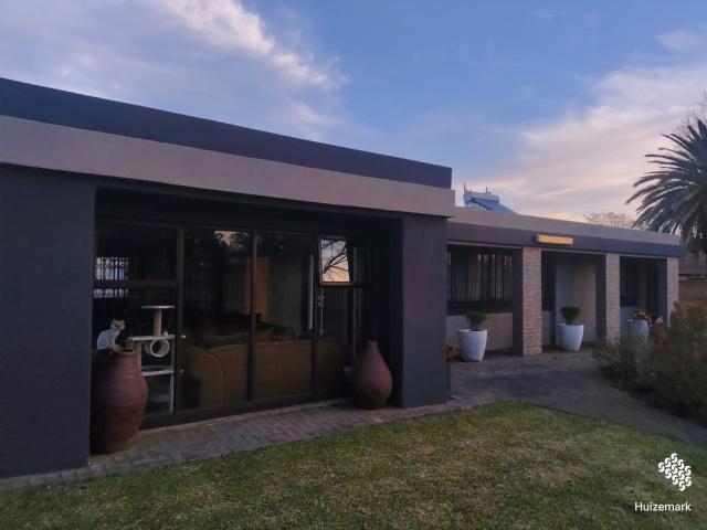Beautiful Family Home to rent in Sasolburg, Including Solar System & Heated Pool, Prime Location!