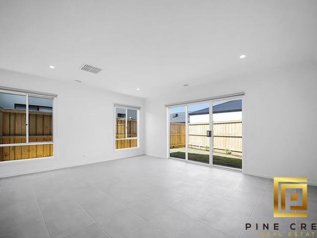 Beautiful family house available for lease!