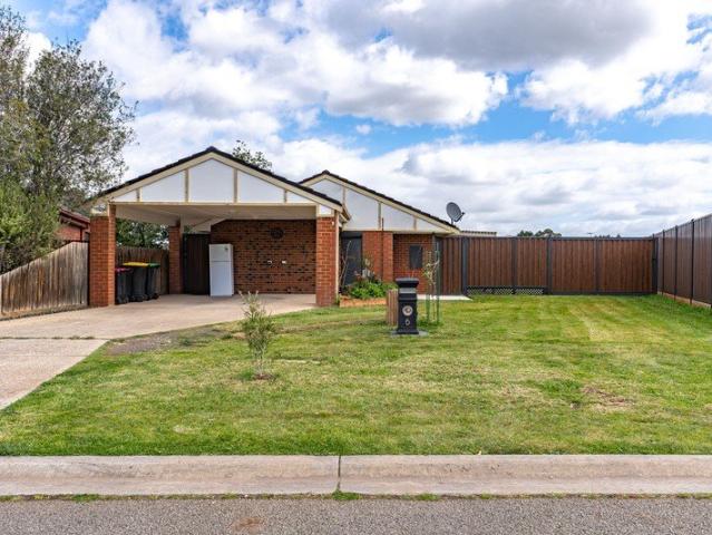 Beautiful Family Living in a Quiet Court Location