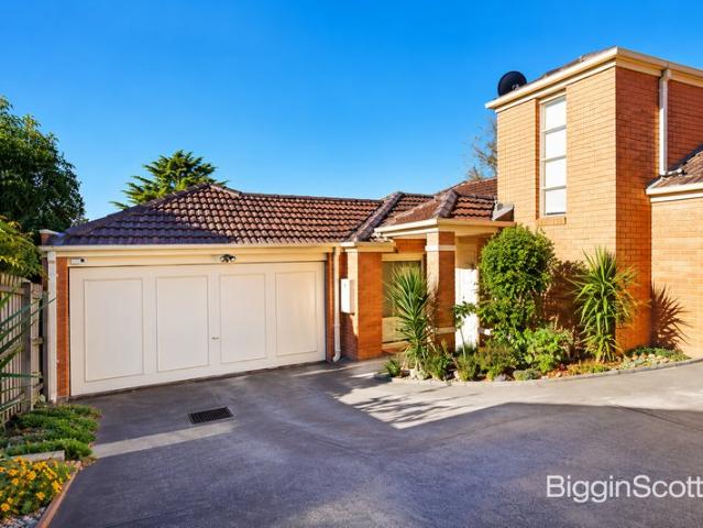 BEAUTIFUL FAMILY TOWNHOUSE IN THE PRESTIGIOUS GWSC & MVPS CATCHMENTS WALK TO THE GLEN!