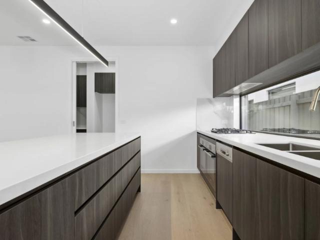 BEAUTIFUL FAMILY TOWNHOUSE IN PRIZED LOCALE!