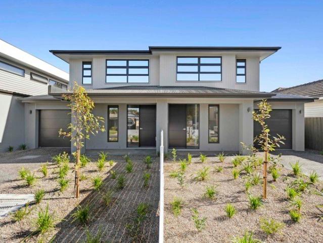 BEAUTIFUL FAMILY TOWNHOUSE IN PRIZED LOCALE!