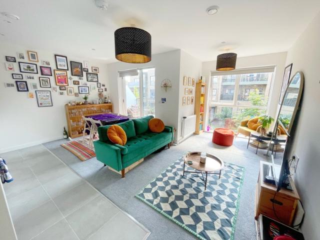 Beautiful flat with balcony available short term