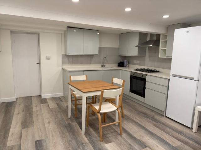 Beautiful flat/High St Kensington