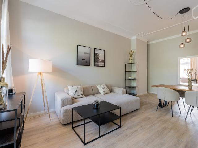 Beautiful fully furnished 2 room apartment in central location balcony, luxury furnishings.