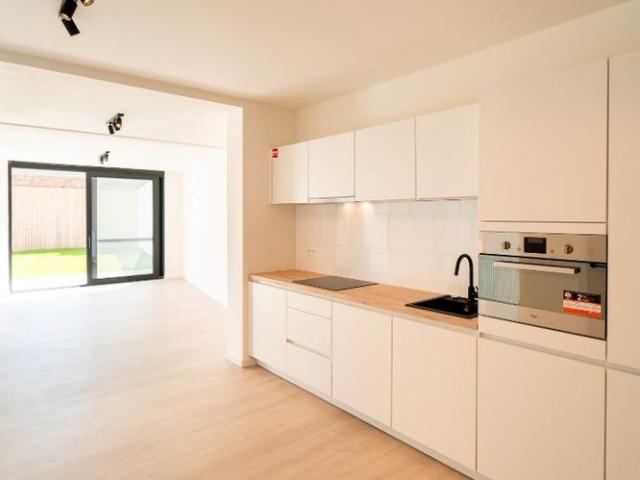 Beautiful fully renovated apartment with a small garden!