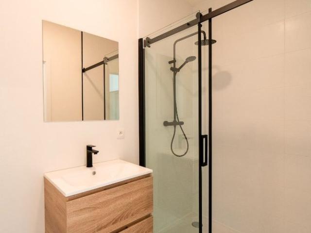 Beautiful fully renovated apartment with a small garden!