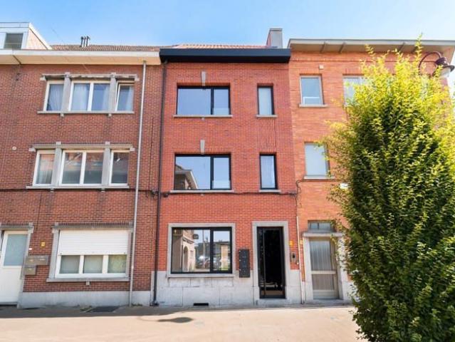 Beautiful fully renovated apartment with a small garden!