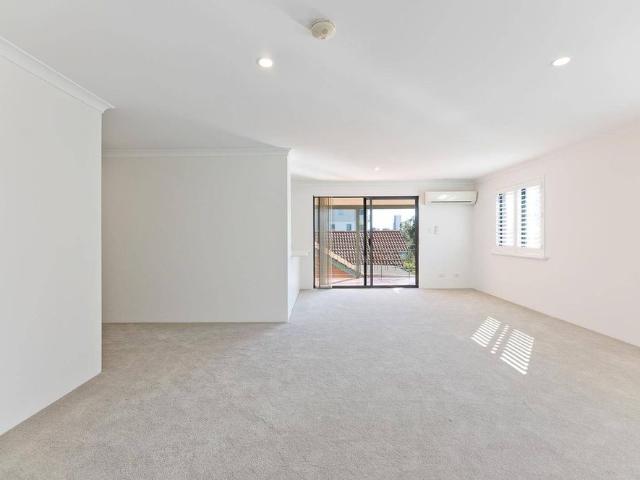 Beautiful Fully Renovated City Fringe Apartment with Two Secure Car Bays