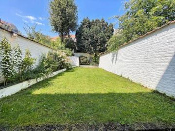 Beautiful fully renovated townhouse with garden