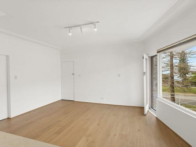 Beautiful Fully Renovated 2 Bedroom Apartment – Prime Beachside Location