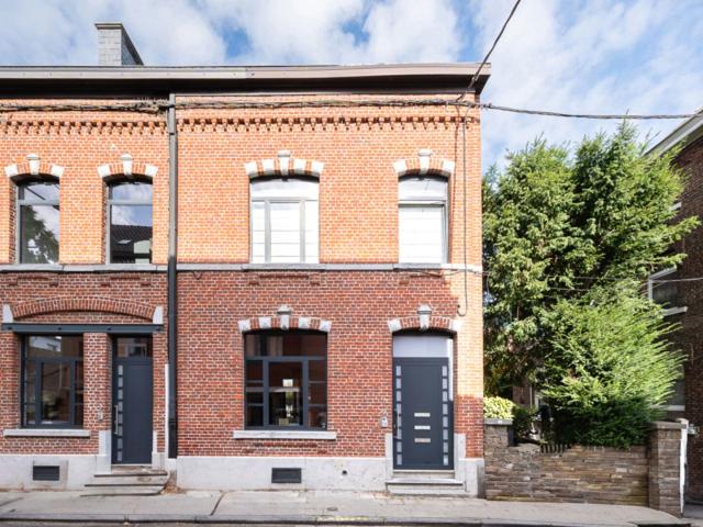 Beautiful Fully Renovated 2 Bedroom Duplex with Parking