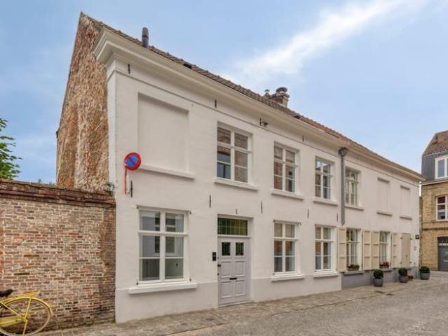 Beautiful furnished city home with 3 bedrooms in a prime.