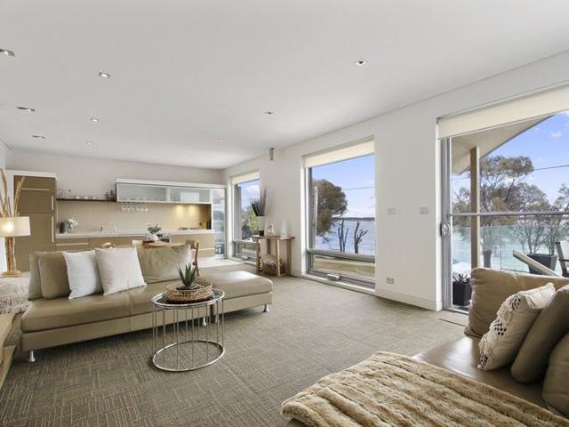 PRIVATE JETTY, STUNNING VIEWS, PRIME LOCATION