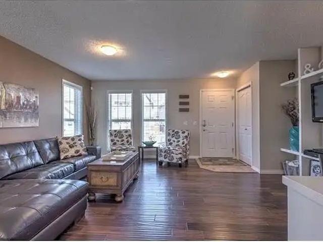 Beautiful home with oversized/heated garage, a/c, lake access,5min walk to Seton — 3 Bedrooms Duplex