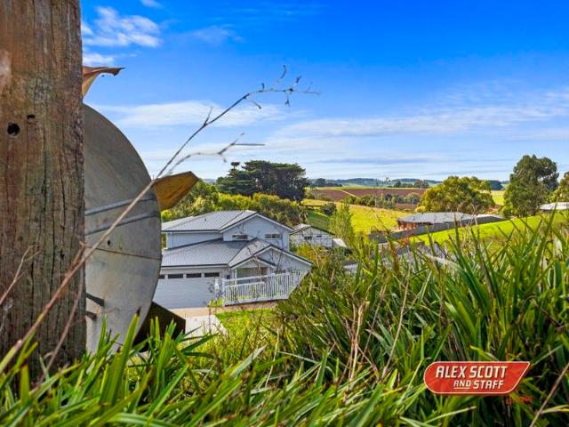 BEAUTIFUL 4 BEDROOM HOME ON 965m² BLOCK