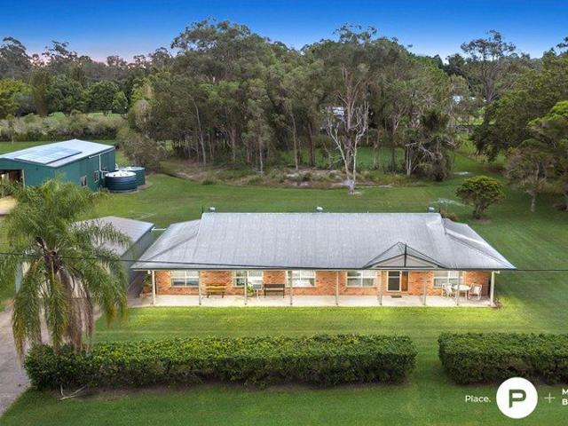 Beautiful home with large commercial shed on 8000sqm
