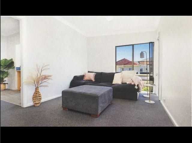Beautiful home within walking distance to shops, beaches, parks and restaurants