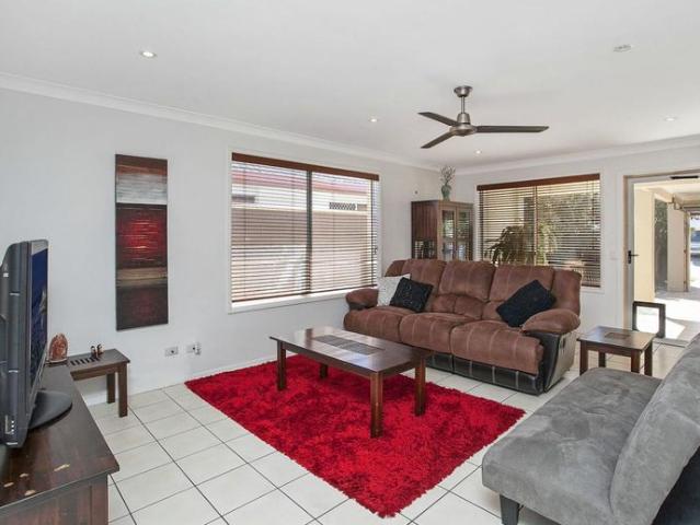 Beautiful Home and only 500m to the Beach!