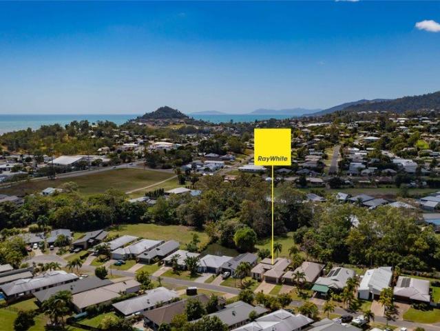 Beautiful Home, Backs Onto Large Park & Lake