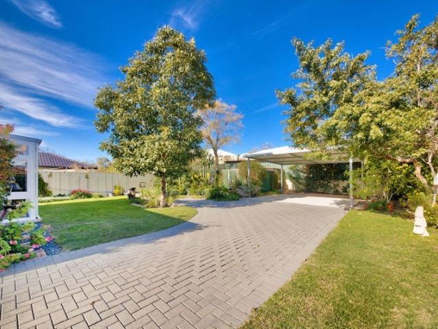 BEAUTIFUL HOME & GARDENS!
