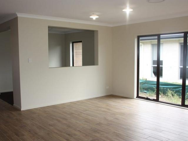 BEAUTIFUL HOME IN THE HEART OF GAINSBOROUGH GREENS