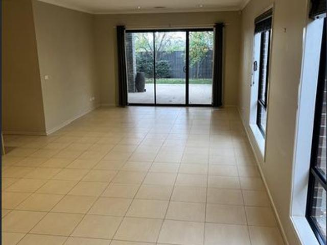 BEAUTIFUL HOME IN THE HEART OF MANOR LAKES!
