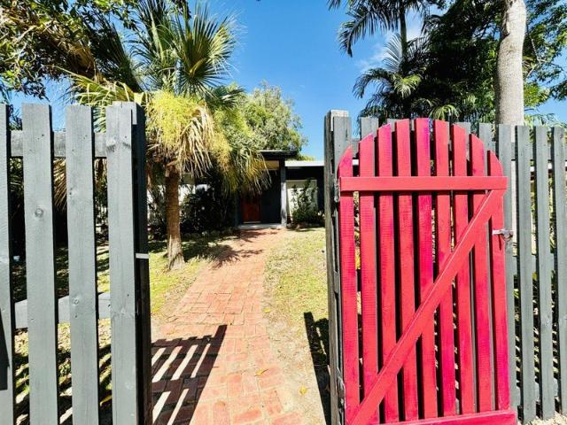 BEAUTIFUL HOME IN A QUIET SAFE CLOSE NEAR THE BEACH