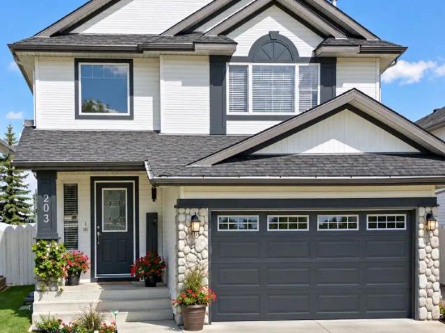 BEAUTIFUL HOME IN OKOTOKES — 4 Bedrooms+ Den House