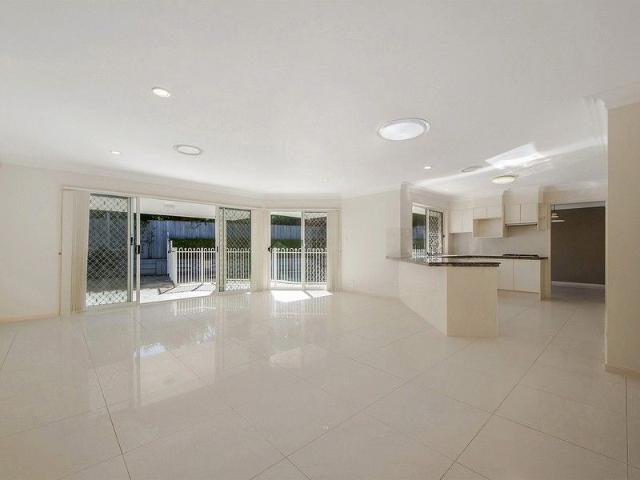 BEAUTIFUL HOME LOCATED IN ROBINA QUAYS