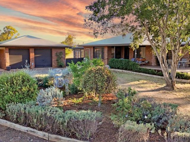 BEAUTIFUL HOME ON ACREAGE IN A BLUE RIBBON NEIGHBOURHOOD