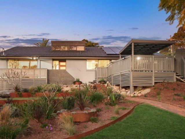 Beautiful Home, Overlooking the Bush in a Quiet Suburb!
