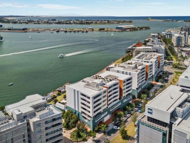 Beautiful Harbourside Apartment in Honeysuckle with Everything on Your Doorstep