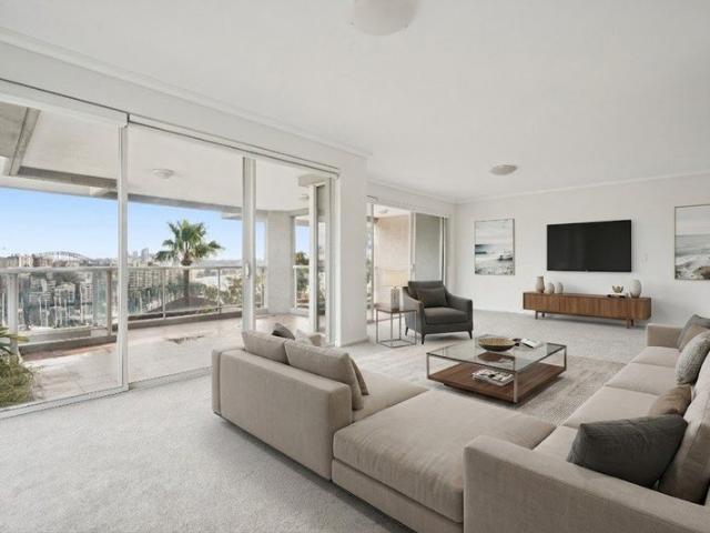 Beautiful Harbourside Apartment With House Like Proportions