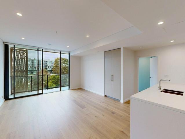 Beautiful High Floor Two Bedroom Apartment with Parking