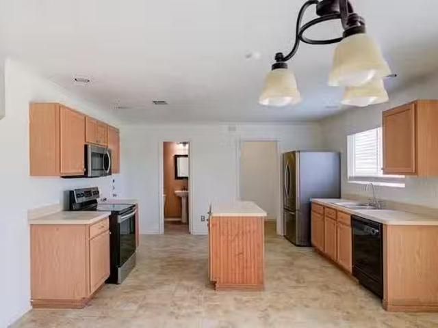 Beautiful & high quality San Antonio House with Garage id. 10.