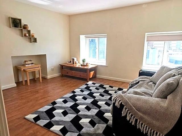 Beautiful one bedroom apartment on Prescot Street