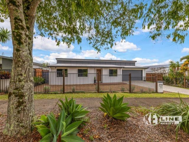 BEAUTIFUL OUTLOOK WITH LARGE ENTERTAINER'S DECK AND CHEF'S KITCHEN: ROOM FOR THE BOAT OR CARAVAN!