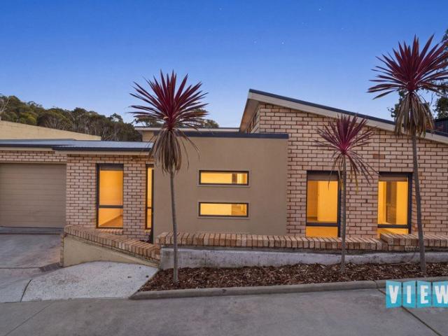 Beautiful Low Maintenance Town House in Popular Summerhill