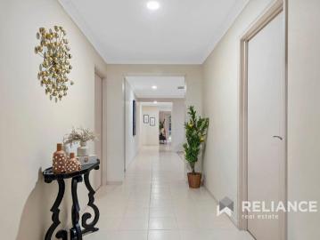 Beautiful large family home in the heart of Point Cook