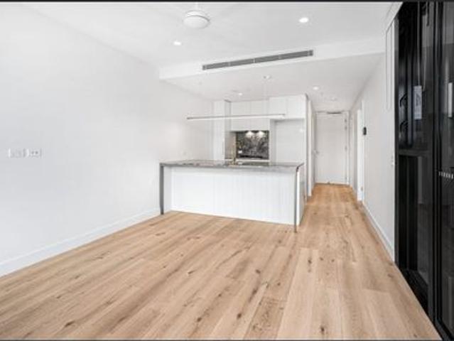 Beautiful Luxury 2 Bedroom Apartment In Milton