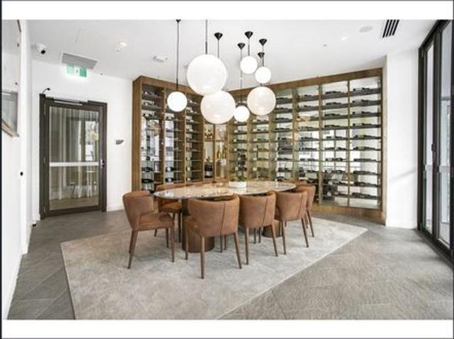 Beautiful Luxury 2 Bedroom Apartment In Milton