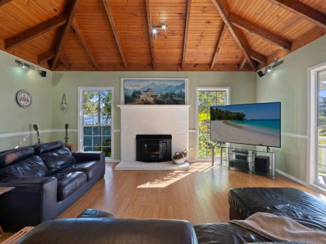 Beautiful Mountain Living with Outdoor Entertaining!