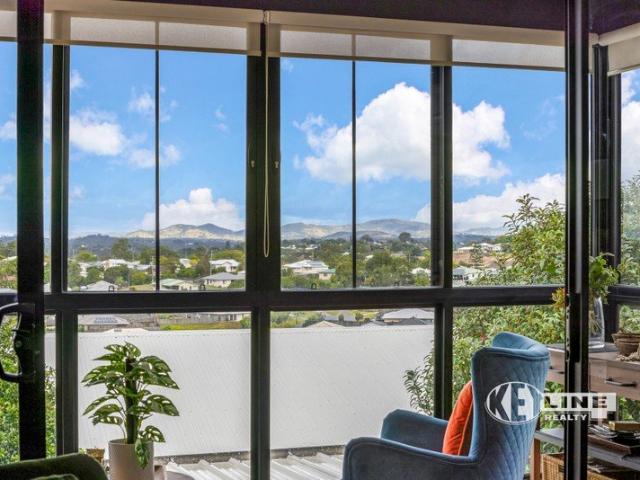 BEAUTIFUL MOUNTAIN VISTAS: STYLISH DUAL LIVING HOME, AIRBNB POTENTIAL!