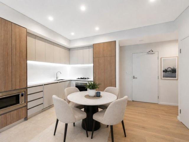 Beautiful Modern Apartment With Large Study South Village