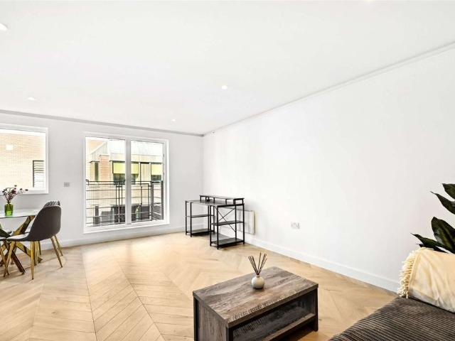 Beautiful modern apartment in central Westminster. Fully refurbished and immaculately presented throughout. 2 double bedrooms, 2 bathrooms, reception, kitchen and small balcony