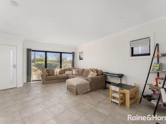 BEAUTIFUL MODERN FOUR BEDROOM HOME IN ROSEMEADOW FOR LEASE!
